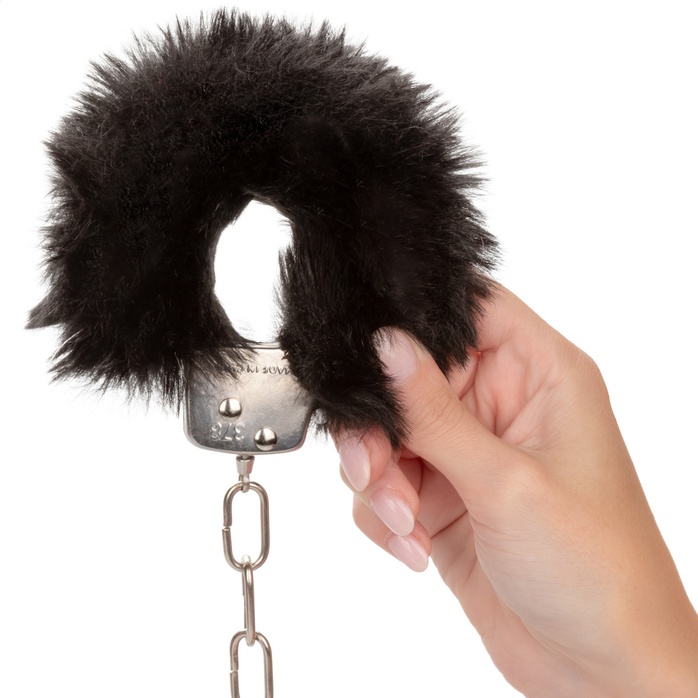 Металлические наручники с черным мехом Ultra Fluffy Furry Cuffs. Фотография 2.