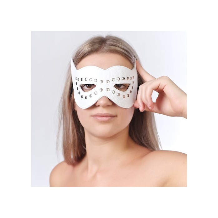 Белая маска на глаза с разрезами и заклепками - BDSM accessories