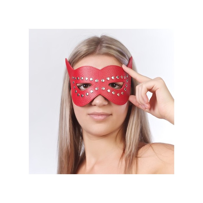 Красная маска на глаза с разрезами и заклепками - BDSM accessories