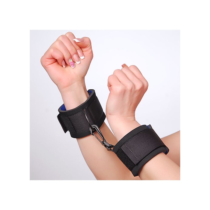Чёрные наручники с застежками на липучках - Sport Line