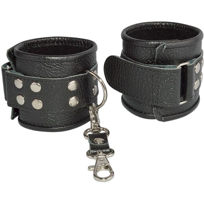 Чёрные кожаные наручники с ремешком с двумя карабинами - BDSM accessories. Фотография 3.