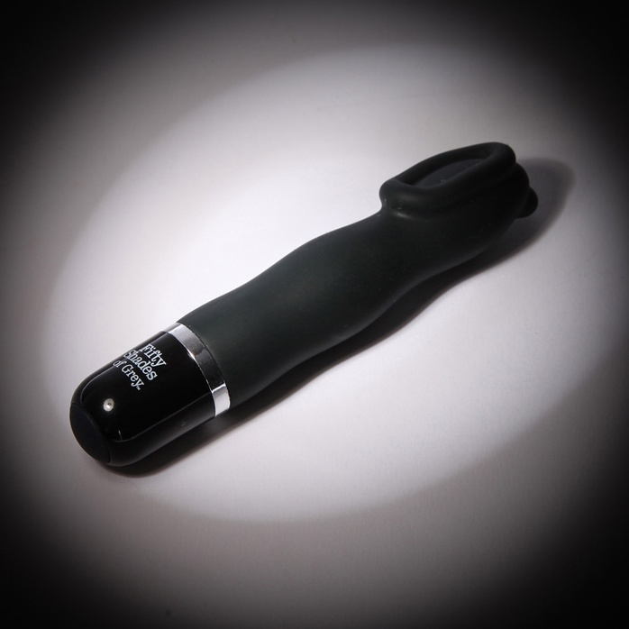 Черный мини-вибратор для клитора Sweet Touch - 13,9 см - Fifty Shades of Grey. Фотография 4.