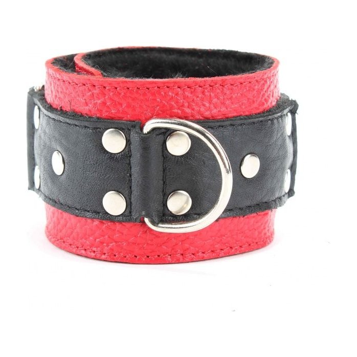 Красно-чёрные кожаные наручники с меховым подкладом. Фотография 7.