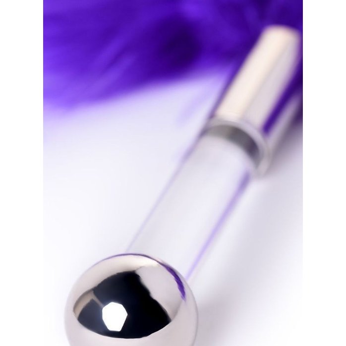 Кисточка для щекотания с фиолетовыми пёрышками - 13 см. Фотография 2.