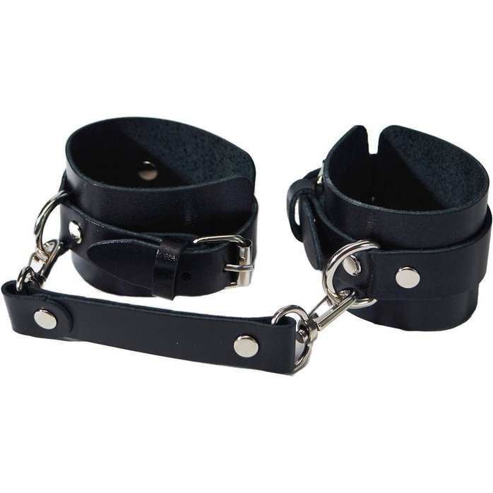 Черные кожаные наручники с соединением на карабинах. Фотография 3.