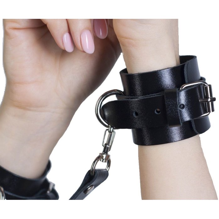 Черные кожаные наручники с соединением на карабинах. Фотография 7.