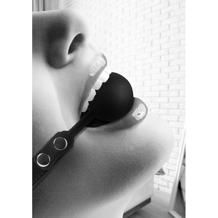 Черный кляп-шарик Silicone Ball Gag with Adjustable Bonded Leather Straps - Ouch!. Фотография 5.