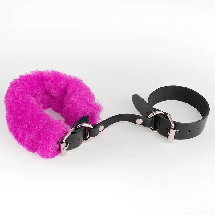 Черные кожаные наручники со съемной ярко-розовой опушкой - BDSM accessories