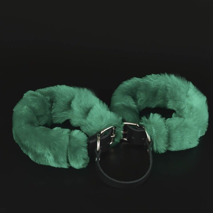 Черные кожаные наручники со съемной зеленой опушкой - BDSM accessories. Фотография 3.