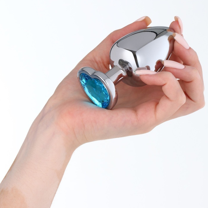 Серебристая коническая анальная пробка с голубым кристаллом-сердечком - 9 см - Оки-Чпоки. Фотография 3.