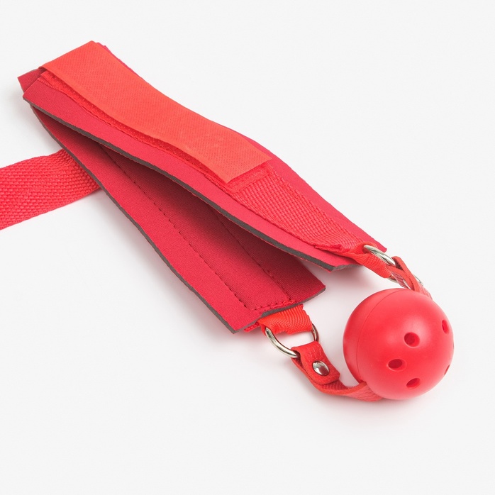 Красный кляп-шар с фиксацией рук за спиной - Оки-Чпоки. Фотография 5.