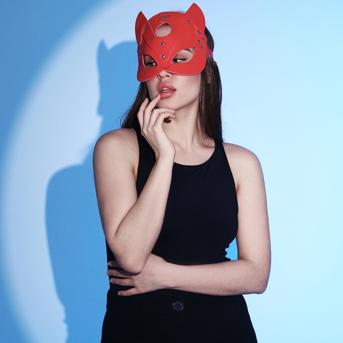 Оригинальная красная маска «Кошка» с ушками - Страна Карнавалия. Фотография 2.