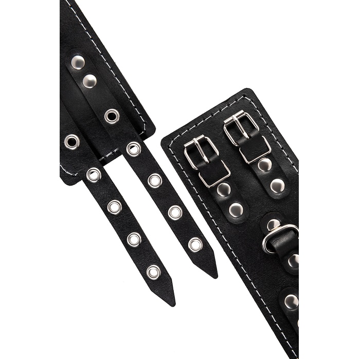 Черные кожаные наручники с двумя ремнями и красной подкладкой. Фотография 8.