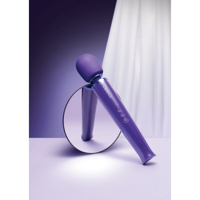 Фиолетовый вибратор Le Wand Rechargeable Vibrating Massager - 34 см. Фотография 15.