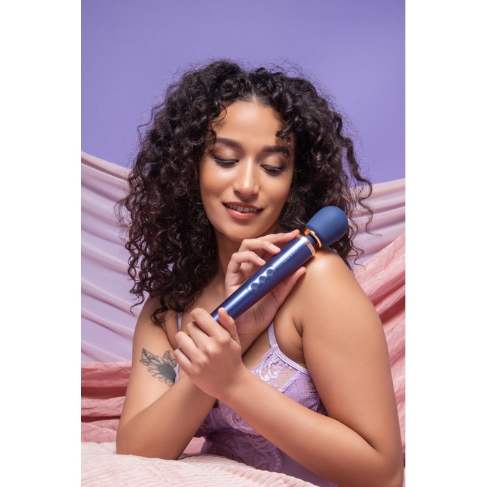 Cиний вибратор Le Wand Petite Rechargeable Vibrating Massager - 25 см. Фотография 11.