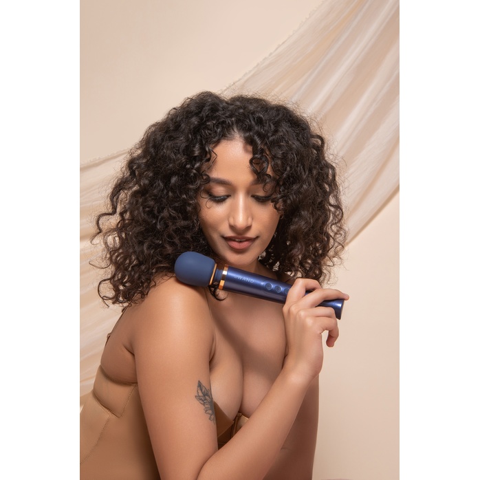Cиний вибратор Le Wand Petite Rechargeable Vibrating Massager - 25 см. Фотография 8.