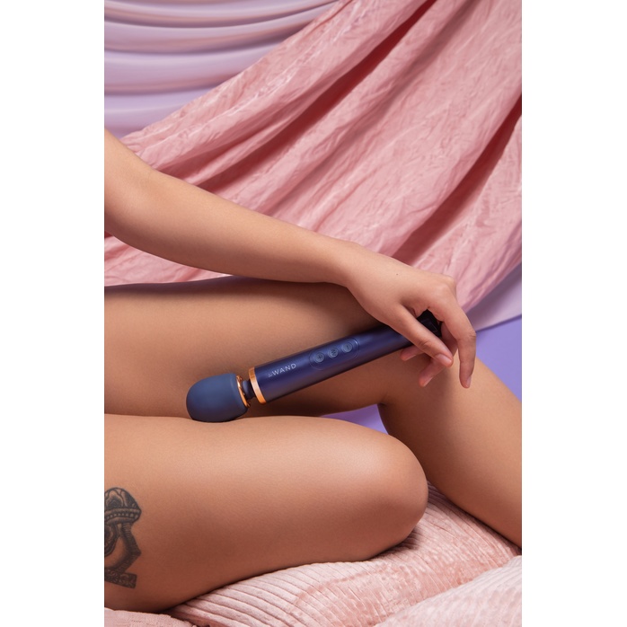 Cиний вибратор Le Wand Petite Rechargeable Vibrating Massager - 25 см. Фотография 9.