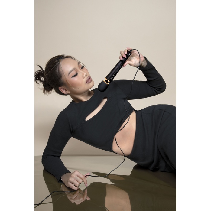 Черный проводной вибратор Le Wand Petite Vibrating Massager - 25 см. Фотография 7.