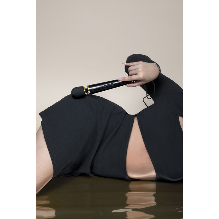 Черный проводной вибратор Le Wand Petite Vibrating Massager - 25 см. Фотография 8.