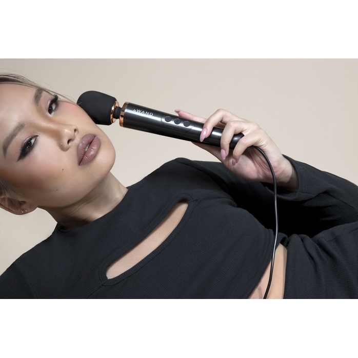 Черный проводной вибратор Le Wand Petite Vibrating Massager - 25 см. Фотография 9.