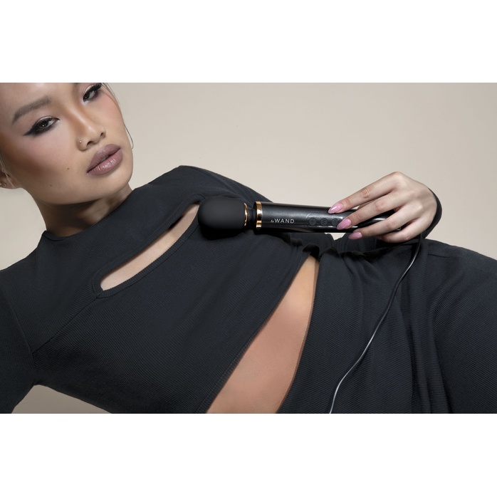 Черный проводной вибратор Le Wand Petite Vibrating Massager - 25 см. Фотография 10.