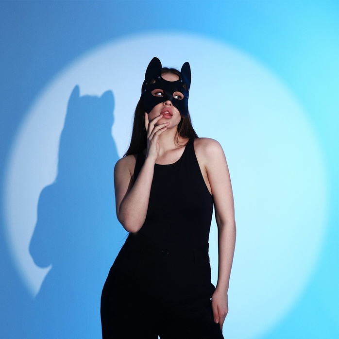 Черная маска «Кошка» с ушками - Страна Карнавалия. Фотография 5.