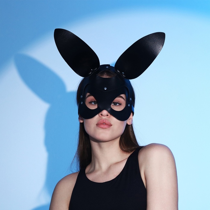 Черная маска «Непослушная зайка» с ушками - Страна Карнавалия. Фотография 5.