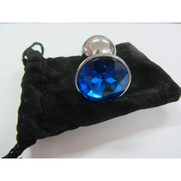 Серебристая анальная пробка среднего размера с синим кристаллом - 8 см