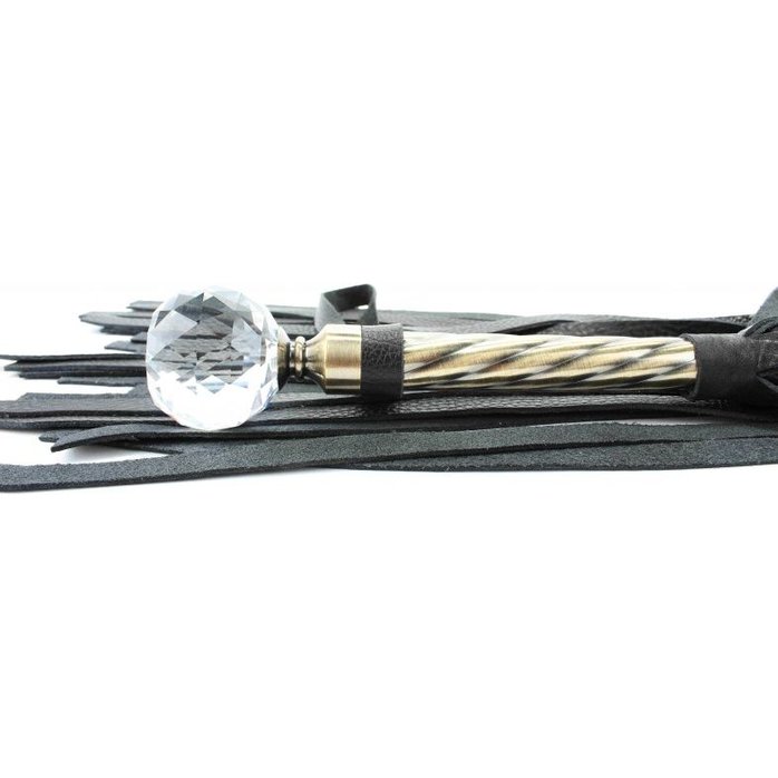 Черная плеть с широкими хлыстами и металлической ручкой с кристаллом - 60 см. Фотография 3.
