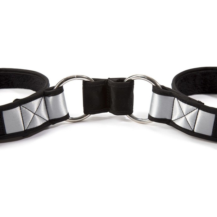 Серебристо-чёрные наручники с меховой подкладкой Promise to Obey - Fifty Shades of Grey. Фотография 2.