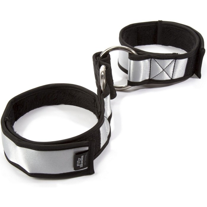 Серебристо-чёрные наручники с меховой подкладкой Promise to Obey - Fifty Shades of Grey. Фотография 5.