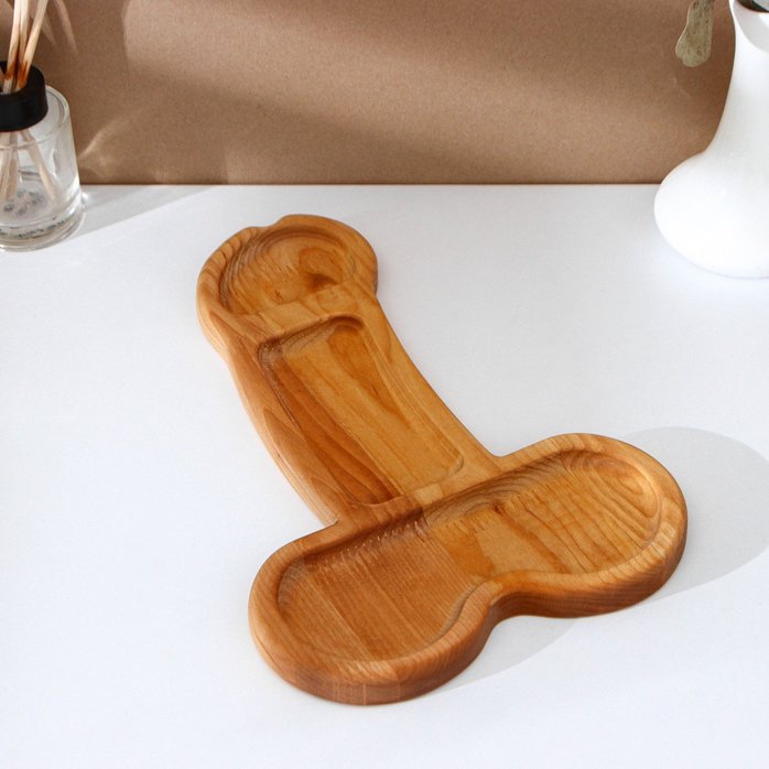 Деревянное блюдо для подачи в форме члена (32,5 х 20 х 1,7 см). Фотография 3.