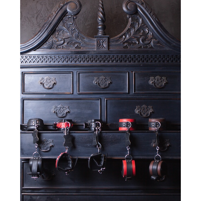 Коричневые наручники Scandal из натуральной кожи со стальным соединителем. Фотография 3.