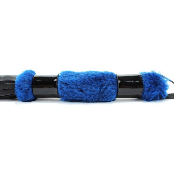 Черная плеть с синей меховой рукоятью - 44 см - BDSM Light. Фотография 5.