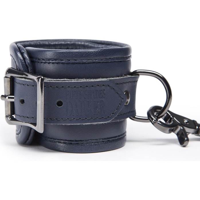 Тёмно-синие кожаные наручники No Bounds Collection Wrist Cuffs - Fifty Shades Darker. Фотография 4.