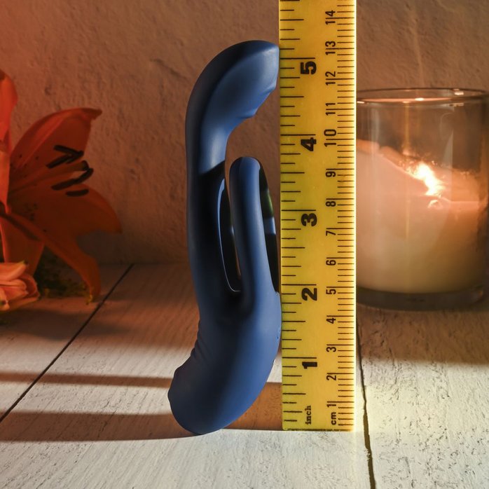 Синее эрекционное виброкольцо с двойным подхватом мошонки Ring Around The Rosy. Фотография 10.