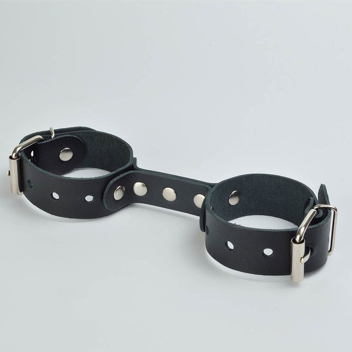 Черные кожаные наручники-фиксатор. Фотография 2.