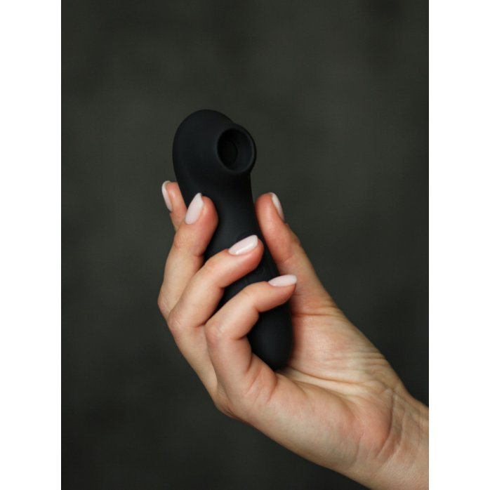 Черный вакуумный стимулятор клитора Curvy. Фотография 5.