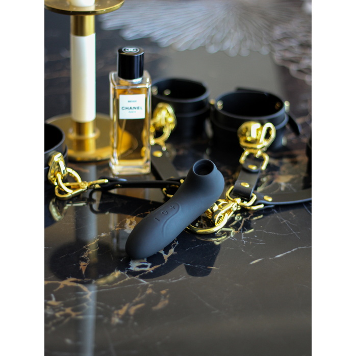 Черный вакуумный стимулятор клитора Curvy. Фотография 7.