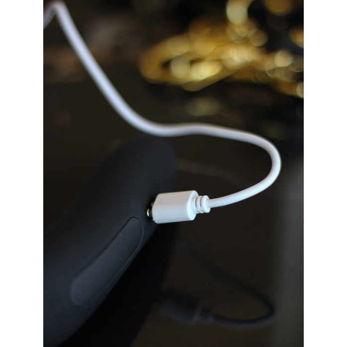 Черный вакуумный стимулятор клитора Curvy. Фотография 8.