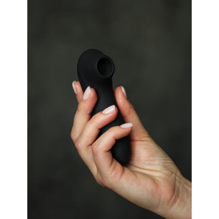 Черный вакуумный стимулятор клитора Curvy. Фотография 9.