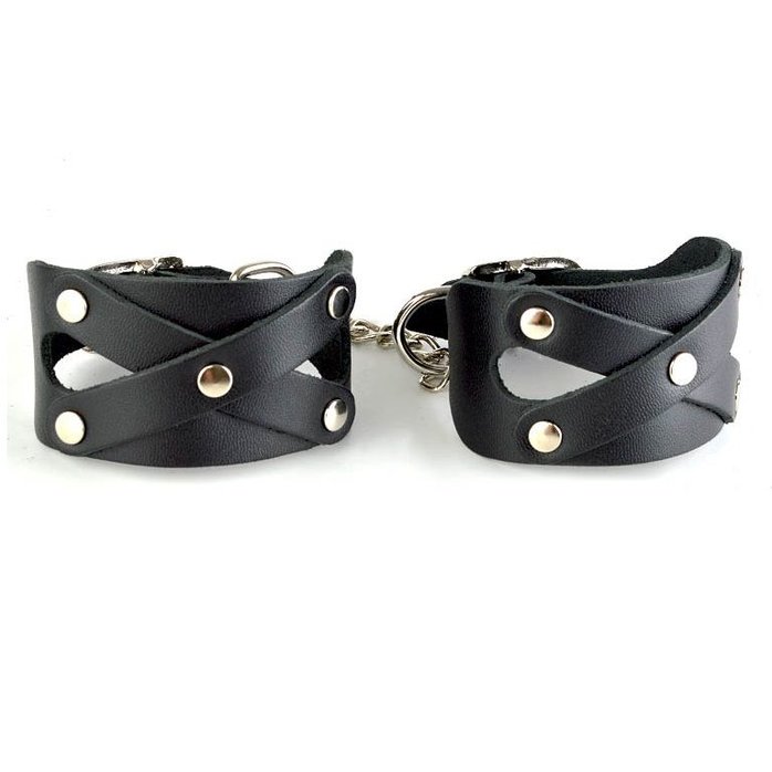 Черные кожаные наручники Цезарь с цепочкой на карабинах - BDSM accessories. Фотография 2.