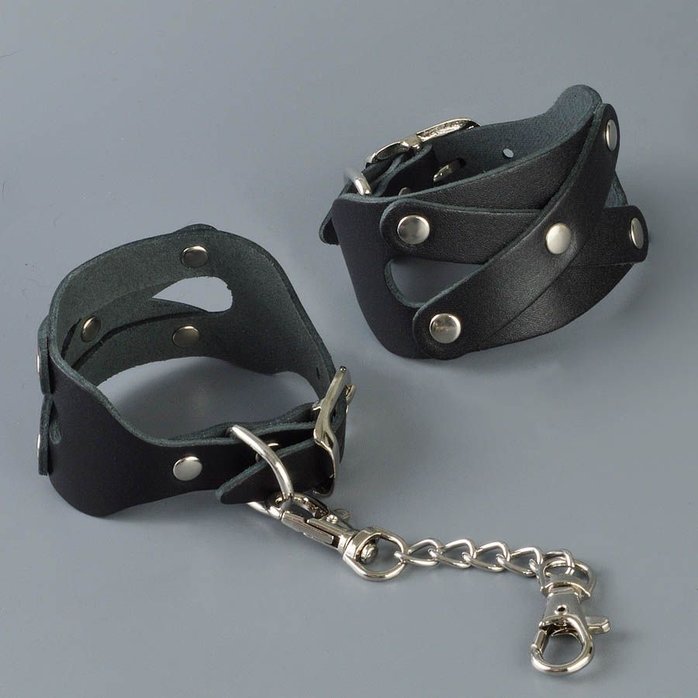 Черные кожаные наручники Цезарь с цепочкой на карабинах - BDSM accessories. Фотография 3.