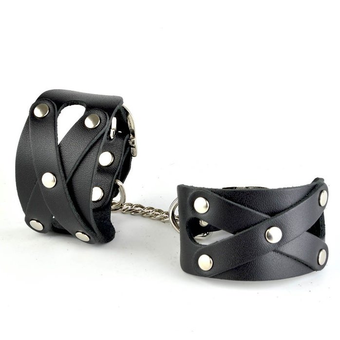 Черные кожаные наручники Цезарь с цепочкой на карабинах - BDSM accessories