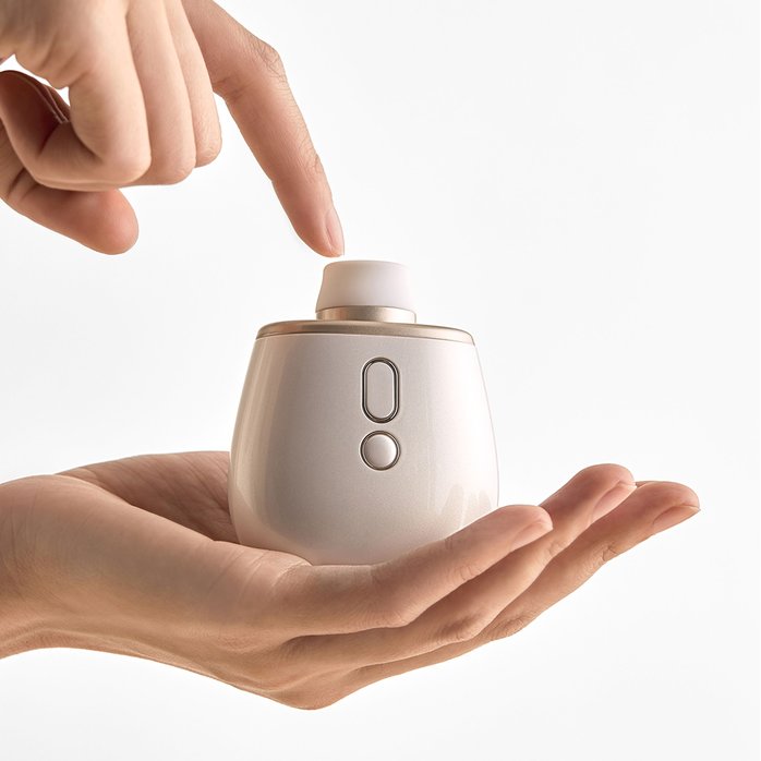 Элегантный стимулятор с вакуумом и микротоками Aromia. Фотография 6.