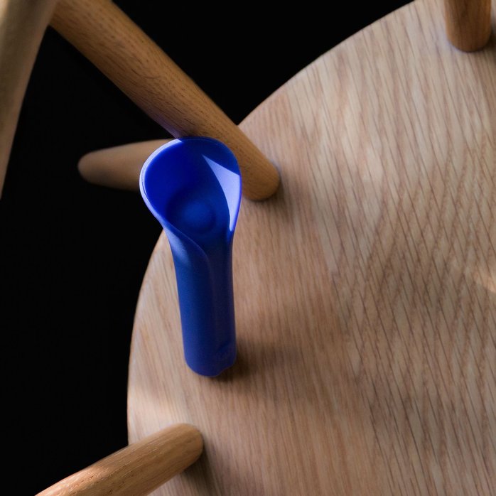 Синий мини-вибромассажёр Caress. Фотография 11.