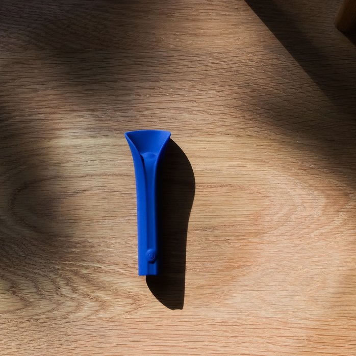 Синий мини-вибромассажёр Caress. Фотография 12.