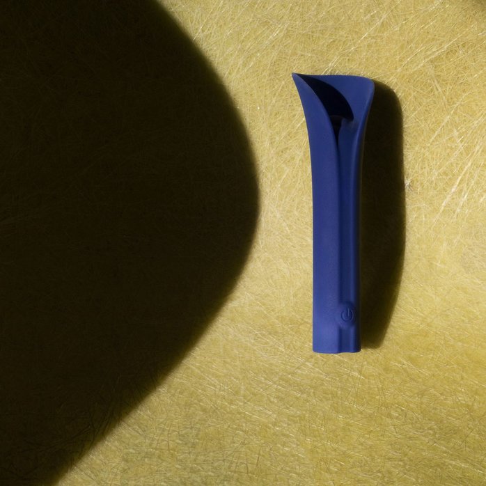 Синий мини-вибромассажёр Caress. Фотография 13.