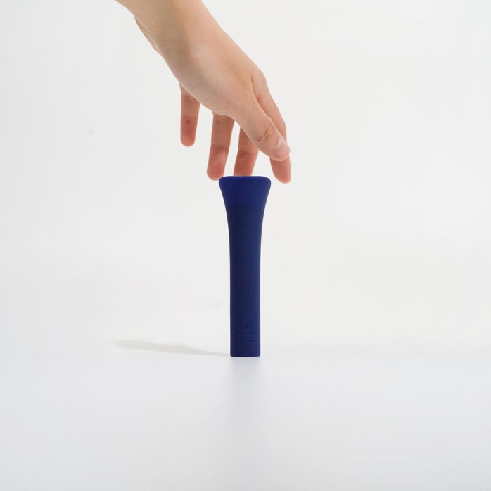 Синий мини-вибромассажёр Caress. Фотография 3.