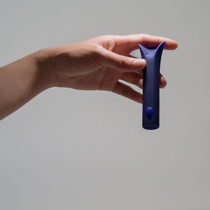 Синий мини-вибромассажёр Caress. Фотография 5.